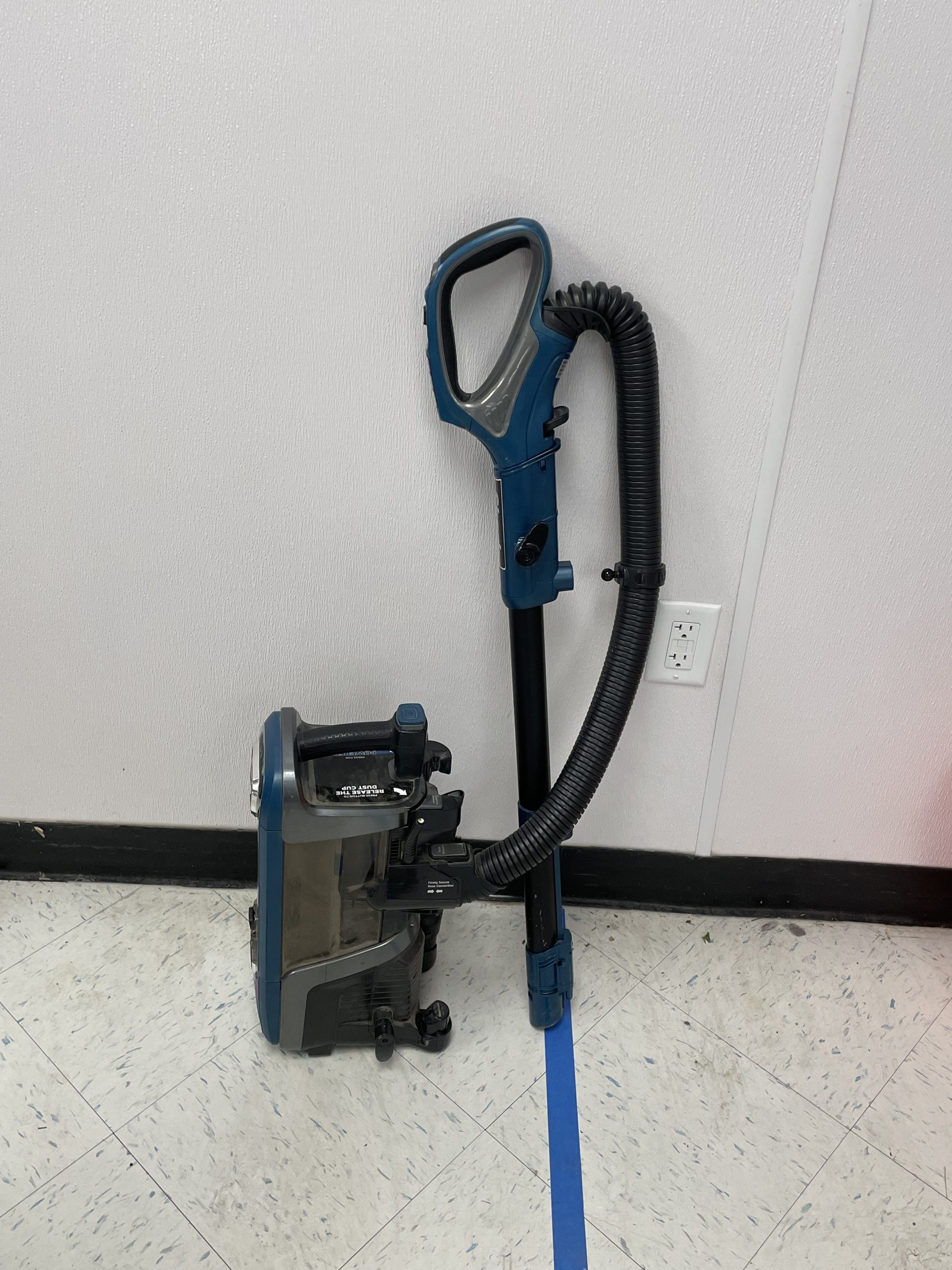 Shark AX952 Good Motor, No Power Head VacuumsRUs